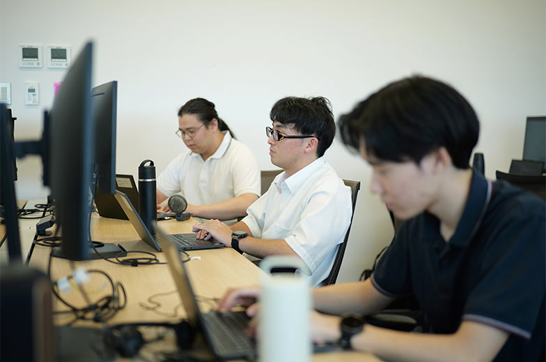 各自の業務に集中し、IT開発を進める社員の皆さま