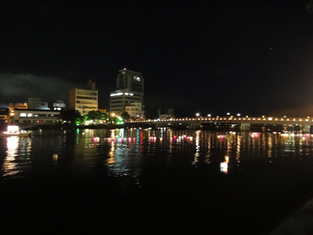 大橋川を流れる灯篭