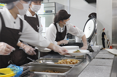 社員食堂では手作りの温かい食事が大好評