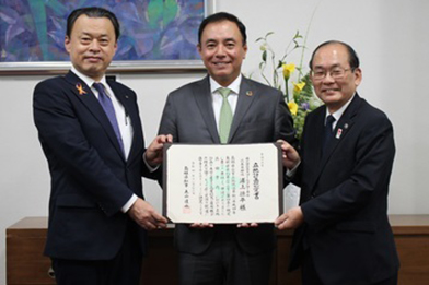 調印式の模様（左から丸山知事、浦上代表取締役、久保田浜田市長）